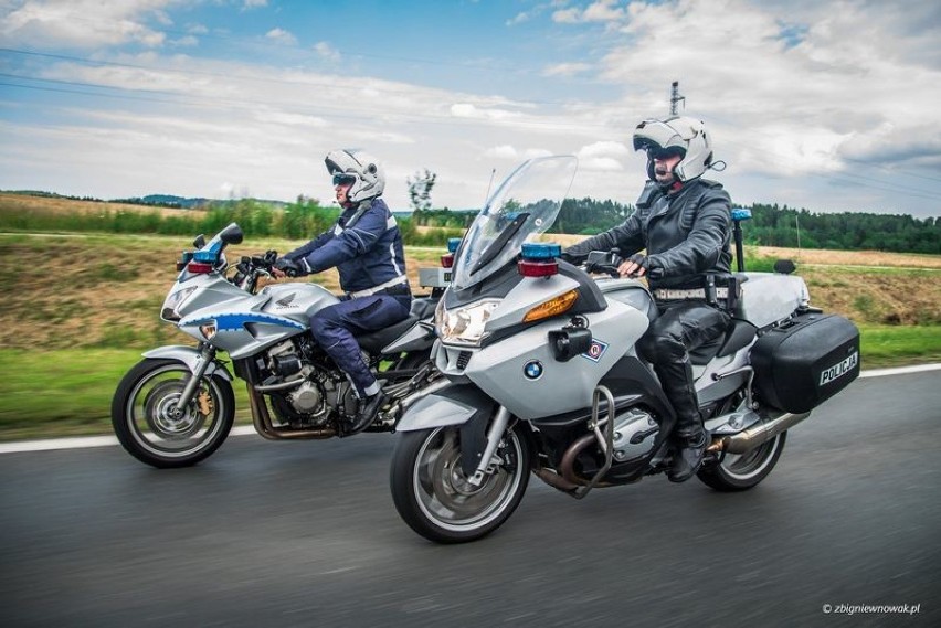 Chcesz zarabiać ponad 4000 zł przed trzydziestką? Zostań policjantem w Jeleniej Górze!