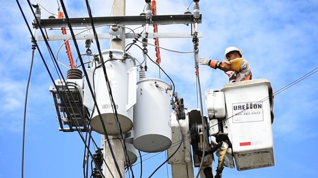 Brak prądu w Lubuskiem. Wiele miejscowości w Lubuskiem jest na liście planowanych przerw w dostawie energii elektrycznej (dotyczy to odbiorców Enei). Sprawdźcie, gdzie nie będzie prądu na początku stycznia 2022 roku. Na liście operatora jest kilkanaście miejscowości z całego regionu z dokładnymi adresami.

Dlaczego operator wyłącza prąd? 
Pamiętajcie, to nie jest AWARIA. Powody do planowanych przerw mogą być różne, na przykład modernizacja sieci, przyłączenie nowych odbiorców czy konserwacja stacji transformatorowej. Zazwyczaj trwają one od kilku minut do kilku godzin.

Czytaj więcej:
W lubuskich skarbówkach ruszają dyżury podatkowe dotyczące Polskiego Ładu