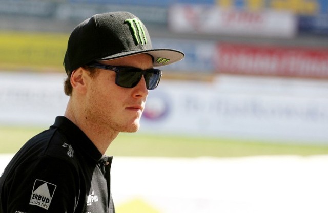 Darcy Ward, obecnie najskuteczniejszy zawodnik Unibaksu Toruń, wspólnie z Gregiem Hancookiem zapewnił w ostatnim biegu remis dla swojej drużyny.

Piraterna - 45

1. Greg Hancock - 13+2 (0,2*,3,3,3,2*)
2. Bjarne Pedersen - 12+1 (3,2,3,2*,2)
3. Chris Holder - 4 (3,1,0,0)
4. Simon Gustafsson - 0 (0,0,-,-)
5. Darcy Ward - 11+1 (3,3,t,2*,3)
6. Linus Sundstroem - 5 (1,0,-,3,1)
7. Fredrik Engman - 0 (w,0,0,0,0)

Rospiggarna - 45

1. Andreas Jonsson - 8+1 (2,2*,1,3,0)
2. Jonas Davidsson - 8+1  (1*,3,0,3,1)
3. Mads Korneliussen - 6+1 (2,1,2*,1)
4. Timo Lahti - 5+1 (1*,3,0,1)
5. Chris Harris - 5+1 (2,2,1*,0)
6. Grzegorz Walasek - 7+1 (3,1,2,1*)
7. Kim Nilsson - 6+3 (2*,1*,1*,2)

Wyniki za: SportoweFakty.pl

Rewelacyjny występ Darcy Warda w Elitserien