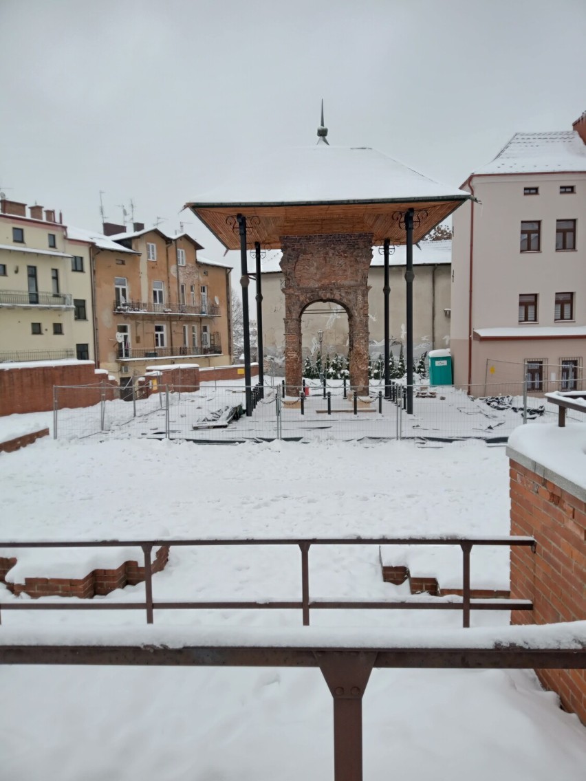 Znanemu zabytkowi Tarnowa już nie grozi zawalenie. Do wzmocnienia kolumn ponad 350-letniej bimy użyto... włókien węglowych