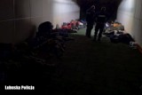 Małe dzieci imigrantów w busie zatrzymanym przez lubuską policję. W samochodzie było kilkadziesiąt osób