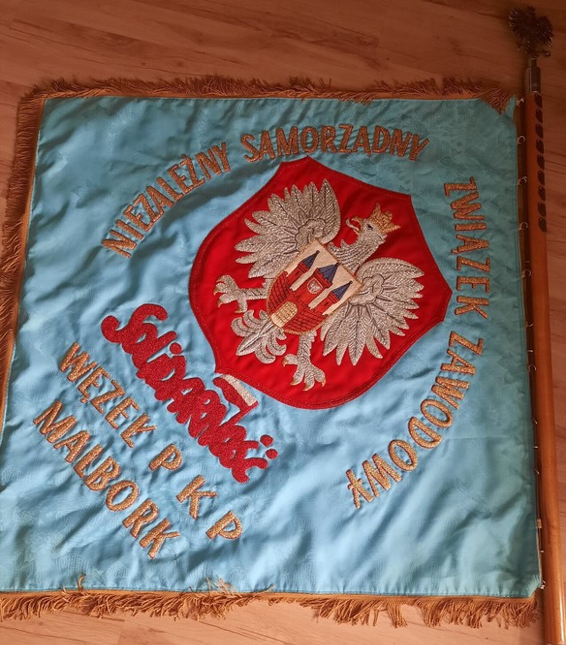 Muzeum Miasta Malborka poinformowało, że darczyńca przekazał sztandar "Solidarności" węzła PKP Malbork.