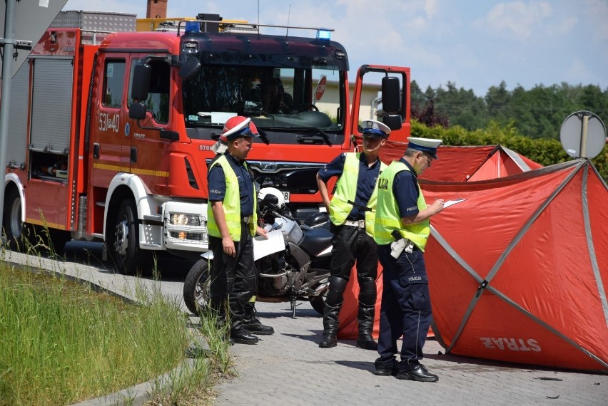 Z REGIONU. Groźne zderzenie motocykla z osobówką na drodze krajowej w Mazurach. ZDJĘCIA