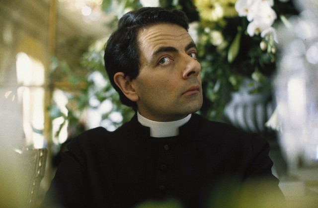 "Cztery wesela i pogrzeb"W tym filmie Rowan Atkinson zagrał małą, ale niezapomnianą rolę - ojca Geralda udzielającego tytułowych ślubów.Program TV został dostarczony i opracowany przez media-press.tv