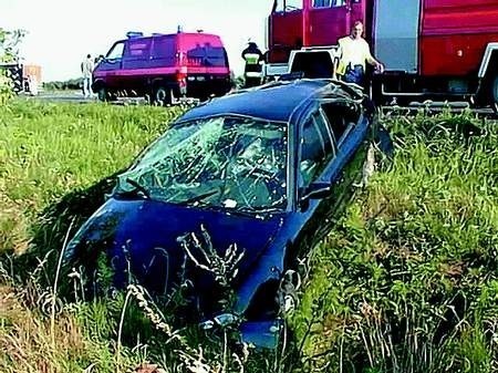 Samochód zanim zatrzymał się w rowie, przekoziołkował, a z niego na zewnątrz wypadli kierowca i pasażerka. Oboje w bardzo ciężkim stanie zabrano do szpitala w Słupcy.