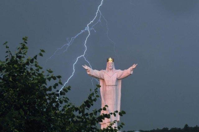 Niezwykłe wyładowania atmosferyczne na pomnikiem Chrystusa Króla w Świebodzinie.