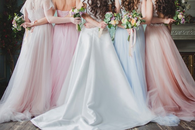 Sukienki na wesele. Która będzie modna i oryginalna? Zestawienie stylowych kreacji weselnych