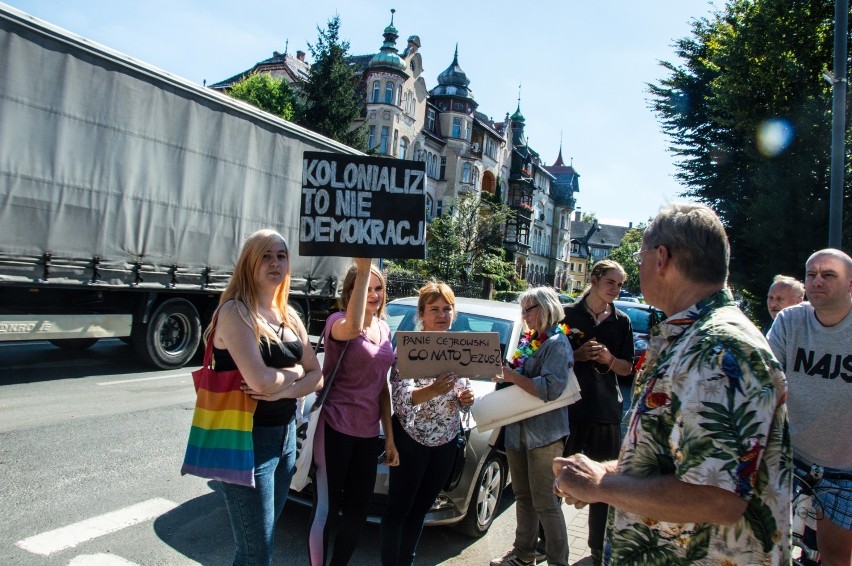 Wojciech Cejrowski na Dolnym Śląsku. Podróżnik obsypał protestujących solą egorcyzmowaną (ZDJĘCIA)