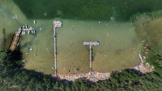 Malownicze jezioro i piękna plaża? Ta jest niedaleko Międzyrzecza. Kto już poznaje miejsce? Tak będzie tutaj w wakacje. Dziś ludzi jest duuużo mniej!