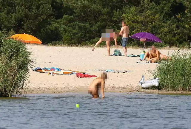 Z plaży naturystów w Swolszewicach  nad Jeziorem Sulejowskim, korzystają również mieszkańcy woj. śląskiego.