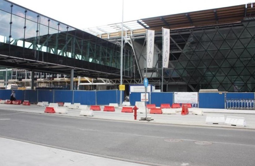 Trwa rozbudowa Kraków Airport. Wkrótce nowy terminal i stacja kolejowa [ZDJĘCIA]