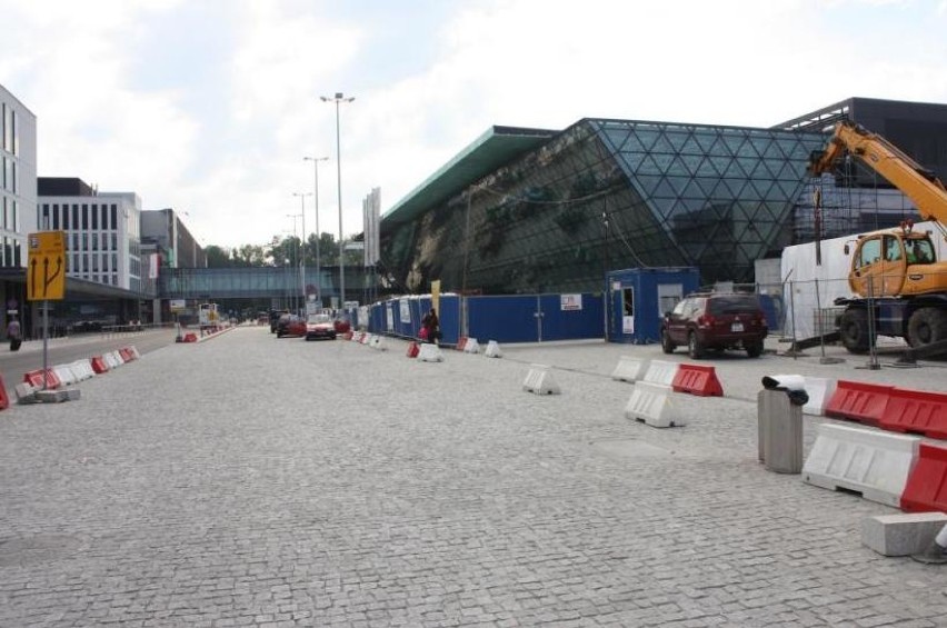 Trwa rozbudowa Kraków Airport. Wkrótce nowy terminal i stacja kolejowa [ZDJĘCIA]