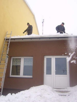 Ekipa sprzątająca pojawiła się na dachu budynków OPT...