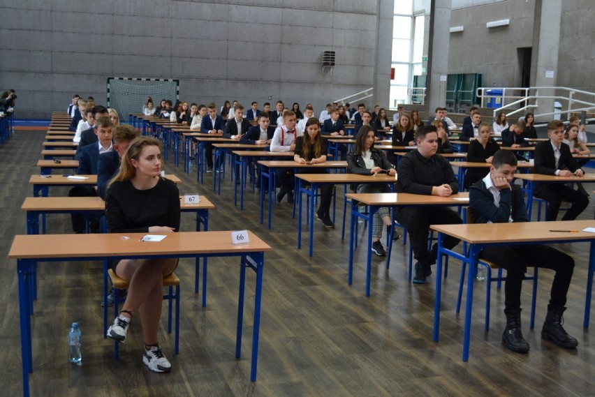 Uczniowie SP nr 4 w Lublińcu zdający egzamin gimnazjalny w...