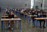 Egzamin gimnazjalny w Lublińcu. Uczniowie SP nr 2 i 4 oraz ZS im. Edyty Stein zdawali część matematyczno - przyrodniczą ZDJĘCIA