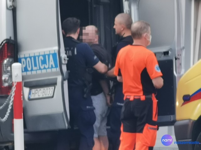 Agresywny mężczyzna zatrzymany na ulicy Wyszyńskiego we Włocławku