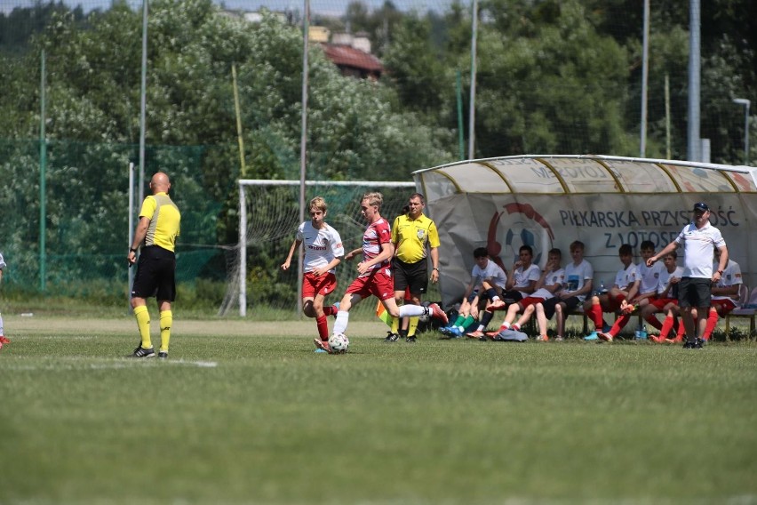 Trampkarze MOSP-u Białystok (biało-czerwone stroje) nie dali...