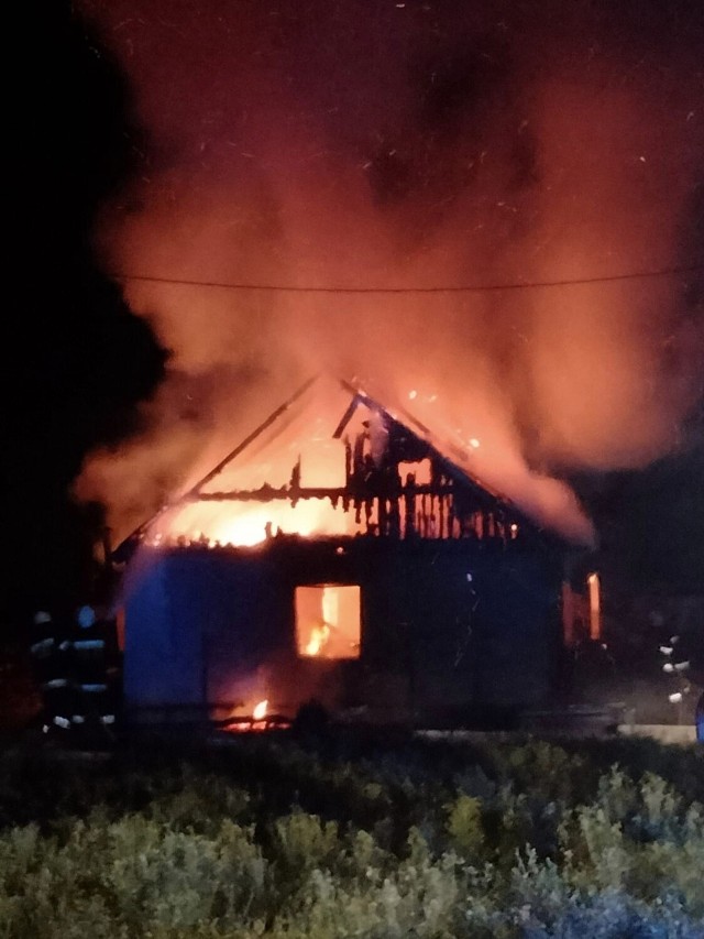W sobotę wieczorem strażacy wyjechali do gaszenia budynku gospodarczego w miejscowości Górale. W niedzielę nad ranem w tej samej miejscowości zapalił się budynek mieszkalny