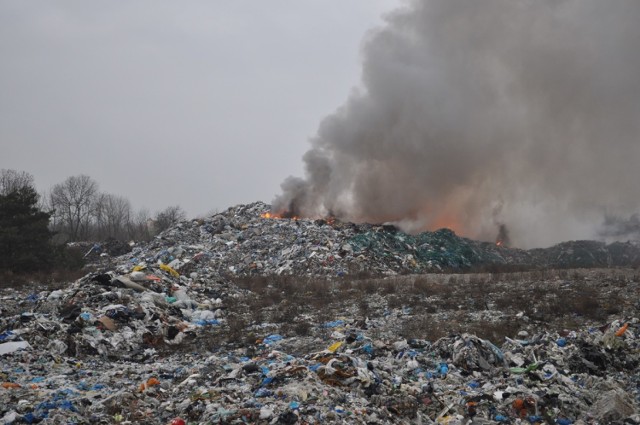 Kłęby dymu nad Pyszącą. Strażacy ponownie walczą z pożarem wysypiska śmieci