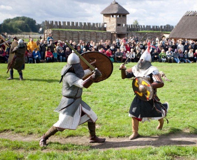 13.09.2014 r. 	Sobota
10:00		-	Otwarcie Festynu
10:00		-	Praca w dawnej kancelarii - pieczęcie i dokumenty od epoki brązu do XIX w.
10:00 – 10:30	-	Pokazy tańców szkockich zespołu „Comhlan”
10:00 – 12:00 	-	Pokazy ubierania się w sprzęt nurkowy, prezentacja narzędzi pracy nurka
10:30		-	Otwarcie wystawy czasowej w pawilonie muzealnym
10:30 – 15:00	- 	Pokazy archeologicznej dokumentacji rysunkowej pod wodą
10:30 – 15:00 	- 	Pokazy porozumiewania się pod wodą
10:30 – 15:00 	- 	Pokazy wydobywania zabytków z dna
11:00		-	Krzemienne ostrza - pokaz i opowieść o narzędziach z kamienia pierwszych rolników
11:00 – 11:30	-	Prezentacje walk przy użyciu broni wczesnośredniowiecznej
11:00 – 12:00	-	Jak eksplorować pochówek i co antropolog przeczyta w kościach ludzkich
11:00 – 12:00	-	Przygotowanie preparatów mikroskopowych drewna wykopaliskowego 
11:00		-	 „Pisma epoki brązu” – wykład, prezentacja multimedialna – Daniel Dawidowicz
11:30		-	Pokaz orki pradziejowej (wioska neolityczna)
11:30 – 12:00	-	Koncert zespołu „Laiminguo”
11:30		-	Topory kamienne w neolicie – pokaz wytwarzania i możliwości zastosowania
12.00 – 12:30	-	Korowanie i barwienie wierzby
12.00 – 12:30	-	„Dendrochronologia – daty w słojach” – wykład, prezentacja multimedialna – Paweł Dąbrowski
12:00		-	Szlifowanie siekier krzemiennych oraz ich używanie
12:00		-	Co to jest drzeworyt, czyli jak od tysięcy lat zdobiono tkaniny i tworzono ilustracje?
12:00 – 12:30	-	Koncert zespołu „Percival”
12:00 – 13:00 	-	Skrzydełko czy nóżka! Zajęcia w warsztacie archeozoologa
12:00 – 13:00	-	Nauka liczenia kości wg ich rodzaju – ile człowiek ma paliczków?
12:00 – 13:30	-	Pokaz wyrobu szklanych paciorków
12:30		-	Śmierć i rytuał w neolicie
13:00 		-	Nauka rysowania dłubanki
13.00 – 14:00	-	Pokaz zasad datowania dendrochronologicznego.
13:00 – 14:00 	-	Konkurs „Jak wyglądali nasi praprzodkowie – warsztaty rekonstrukcji twarzy ludzkiej”
13:00 – 15:00 	-	Gry i zabawy - czyli rozpoznajemy kości zwierzęce
13:00		-	Warsztaty produkcji filcu z udziałem zwiedzających 
13:30		-	Krzemienne noże i groty – pokaz i opowieść o wykonywaniu pierwszych narzędzi
14:00		-	Skrobiąc drapaczem, czyli jak w epoce kamienia obrabiano skóry
14:00		-	Jak dawniej książki powstawały? - pokaz działania prasy drukarskiej Mistrza Gutenberga
14:00 – 14:20	-	Pokaz dawnego szewstwa
14:00 – 14:30	-	Prezentacje walk przy użyciu broni wczesnośredniowiecznej
14:30		-	Neolityczne wrzeciona – warsztat pierwszych przędzarzy
15:00		-	Jak wykonać topór z poroża i igłę z kości?
15:00		-	Pokazy szycia strojów skórzanych przy pomocy kościanych igieł i szydeł
15:00 		-	Zabawa „Poszukiwacze skarbów”, czyli jak nurek dociera do ukrytych zabytków
15:00 – 15:20	-	Pokaz oczyszczania fragmentów zaimpregnowanego drewna archeologicznego 
15:00 – 16:00 	-	Jak eksplorować pochówek i co antropolog przeczyta w kościach ludzkich
15:30		-	Najstarsze techniki połowu ryb
16:00 – 16:30	-	Koncert zespołu „Percival”
16:00		-	Używanie narzędzi krzemiennych
16:00 – 17:00 	-	Skrzydełko czy nóżka! Zajęcia w warsztacie archeozoologa
16:00 – 16:30	-	Pokazy tańców irlandzkich zespołu „Comhlan”
16:30 – 17:00	-	Warsztaty taneczne dla zwiedzających z zespołem „Comhlan”
16:30		-	Kamienne żarna, czyli jak wytwarzano mąkę w neolicie
16:30 – 17:00	-	Koncert zespołu „Laiminguo”
17:00		-	Wykonywanie narzędzi łowieckich z drewna, poroża i kości
17:00 – 17:30	-	„Pali się” – pokazy zabezpieczenia ogniowego drewna
17:30		-	Wykonywanie ozdób z muszli – moda z epoki kamienia