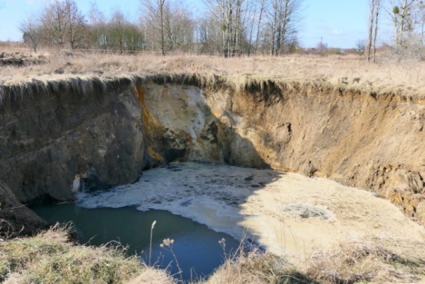 Powiększa się zapadlisko w Wapnie. Przedszkole w miejscowości zamknięte. Na miejscu pracują eksperci 