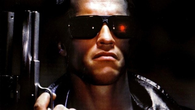 1. "Terminator" (1984)
Austriacki kulturysta, Arnold Schwarzenegger po sukcesie filmu "Conan Barbarzyńca" wciela się w postać tytułowego Terminatora, co zapewnia mu status kultowego aktora. Futurystyczny morderca wraca do roku 1984 roku, gdzie ma zabić matkę przyszłego dowódcy rewolucji. Ogromna popularność filmu zaowocowała kolejnymi częściami tytułu, a Terminator z 2015 roku to wielki powrót Schwarzeneggera do kultowej roli po błyskotliwej karierze politycznej.