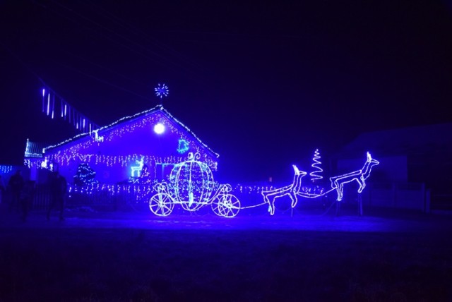 Rodzina Kluków przyozdobiła światełkami swoją posesję, tworząc magiczny klimat świąt
