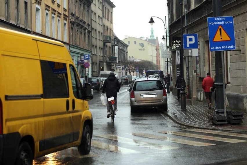 Kraków. Zmiany w organizacji ruchu w centrum spowodowały chaos. Na kierowców czeka pułapka przy ulicy Długiej