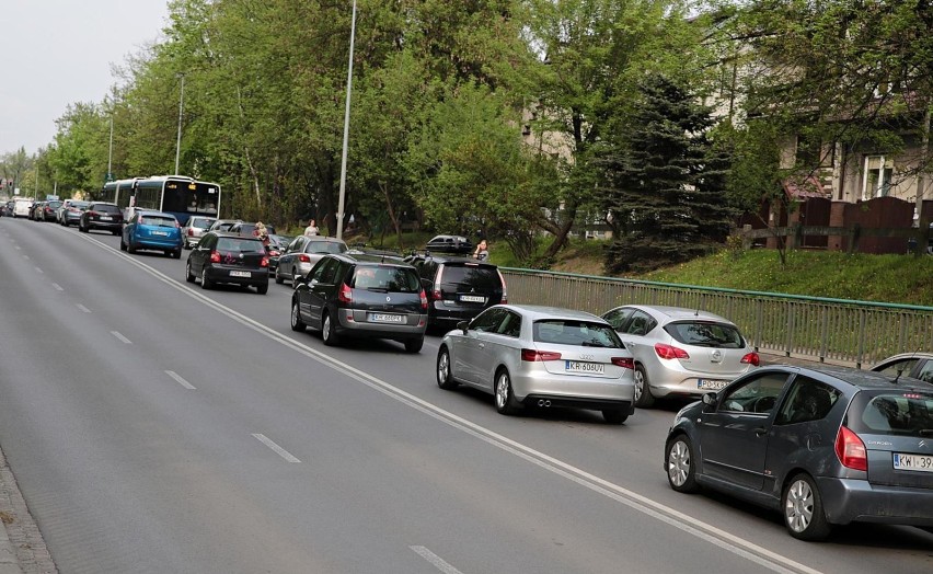 Szacuje się, że miliony samochodów poruszających po polskich...