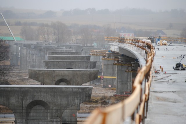 Budowa wiaduktu (estakady) w ciągu trasy szybkiego ruchu S3 w Świebodzinie w latach 2010 - 2013
