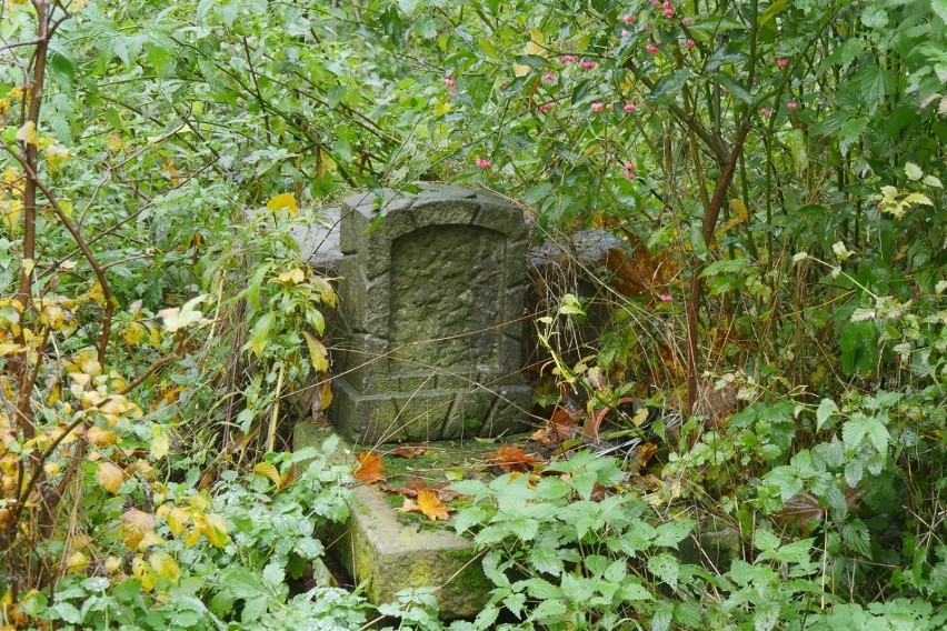 Stary nagrobek na cmentarzu w Pątnowie