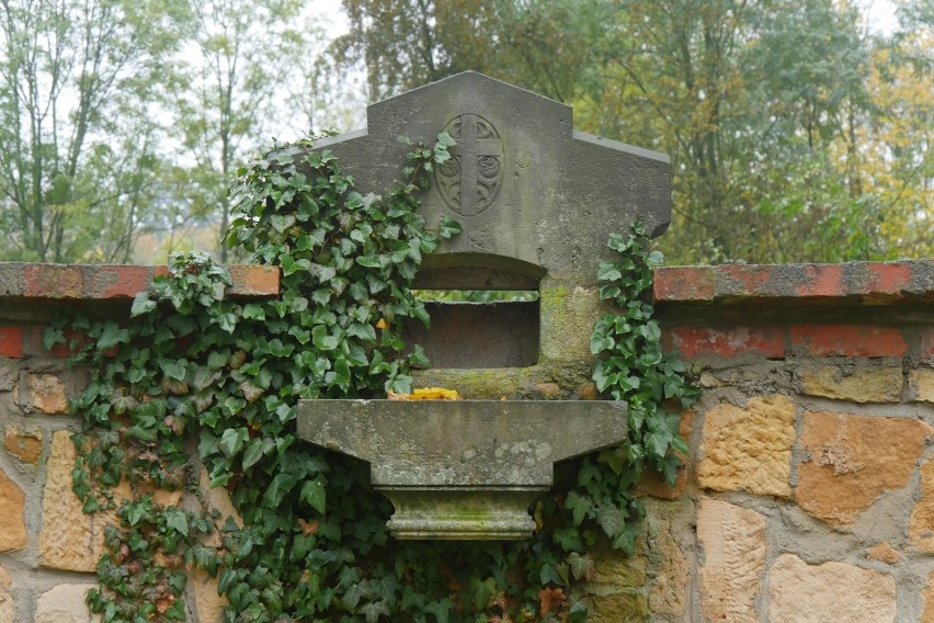 Pozostałości po przykościelnym cmentarzu w Pątnowie