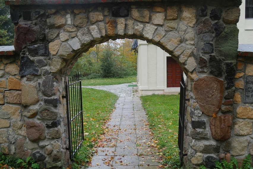 Wejście na teren dawnego cmentarza w Pątnowie