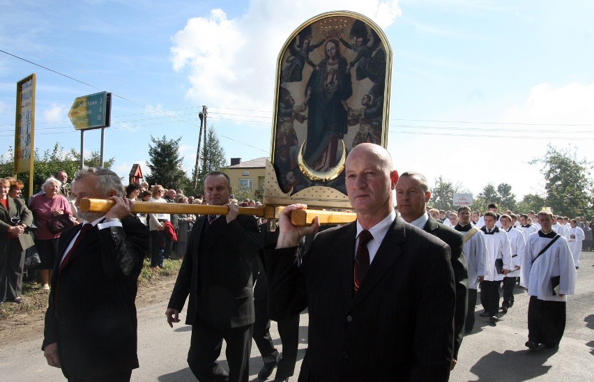 Kardynał Stanisław Dziwisz koronował obraz Matki Boskiej...