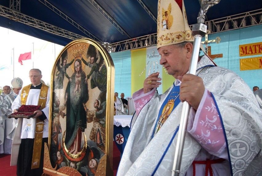 Kardynał Stanisław Dziwisz koronował obraz Matki Boskiej...