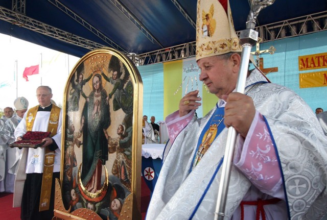 Kardynał Stanisław Dziwisz koronował obraz Matki Boskiej Pocieszenia w Bęczkowicach, 8 września 2007 - ZDJĘCIA archiwalne