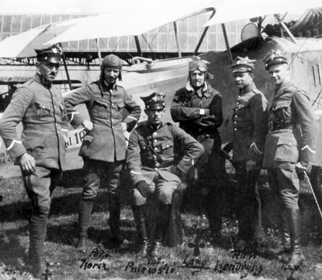 Lotnicy z Ławicy - od lewej Piechowiak, Korcz, Pniewski, Lang, Hendricks, Mierzejewski