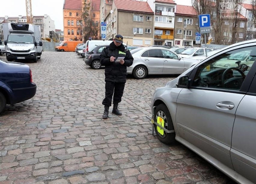 tamowanie lub utrudnianie ruchu na drodze publicznej, w...