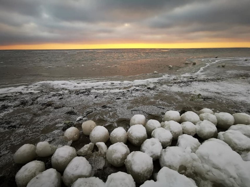 To morszkulce, wielkie lodowe kule na plaży w Jastarni....
