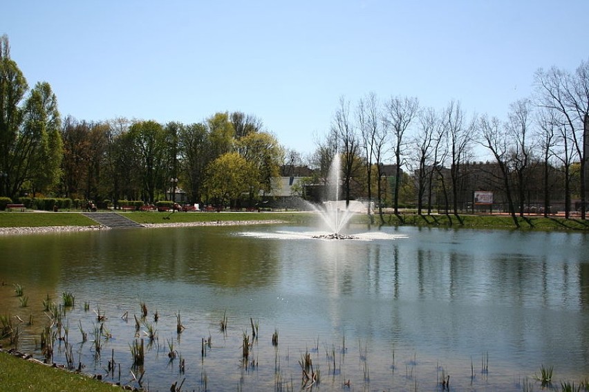 Park znajdujący się w Ursusie u zbiegu ulic Dzieci Warszawy...