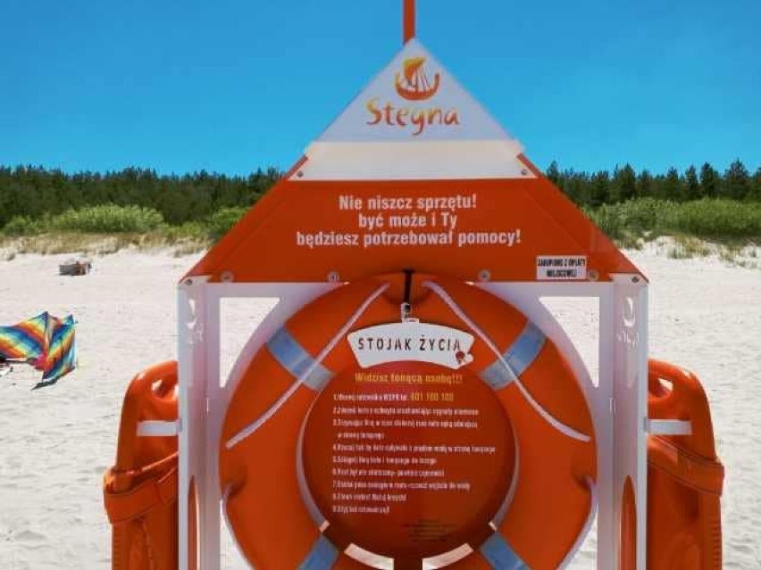 Gmina Stegna. Na plażach mierzei pojawiły się Stojaki Życia. Sprzęt może uratować życie. To polski wynalazek mieszkańca Półwyspu Helskiego