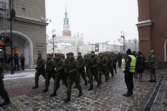 W setną rocznicę złożenia przysięgi wojskowej Armii Wielkopolskiej na placu Wolności w Poznaniu 240 żołnierzy 12. Wielkopolskiej Brygady Obrony Terytorialnej powtórzyło jej słowa w tym samym miejscu. W obecności władz, żołnierzy, a także rodzin ślubowali służbę Rzeczypospolitej Polskiej, obronę jej niepodległości i granic. Uroczystość poprzedziła msza święta w farze.

Przejdź dalej i zobacz kolejne zdjęcia --->