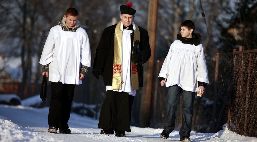 Kolęda 2017: Ile powinniśmy dać pieniędzy księdzu w kopercie? [SONDA]