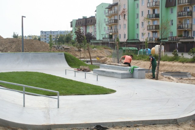 Projekt budowy obiektu  wraz ze skate parkiem, parkietem do zumby, fitnesu czy breakdance’u zdobył najwięcej głosów w ramach budżetu obywatelskiego 2015. - Inwestycja miała być realizowana w 2016 roku. Okazało się, że niezbędne będzie pozwolenie na budowę. Uzyskaliśmy je jesienią. Wówczas pogoda nie pozwalała na rozpoczęcie prac. Stąd takie opóźnienie - tłumaczy Ryszard Sadowski z Urzędu Miejskiego w Świeciu. Wykonawcą robót była firma Techramps z Krakowa. Inwestycja pochłonie 860 tys. zł.


INFO Z POLSKI 6.07.2017 - przegląd najciekawszych informacji ostatnich dni w kraju

