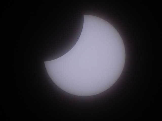 Kuźnica - tak z Półwyspu Helskiego wyglądało piątkowe zaćmienie Słońca obserwowane przez obiektyw aparatu.

 Księżyc coraz odważniej "wchodzi" na Słońce