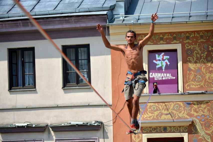 Carnaval Sztukmistrzów 2015 w Lublinie. Na taśmach, ponad...
