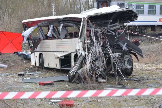 Tragiczny wypadek na przejeździe kolejowym w Warlubiu.  Zderzeniu szkolnego autobusu z pociągiem zginęła jedna osoba