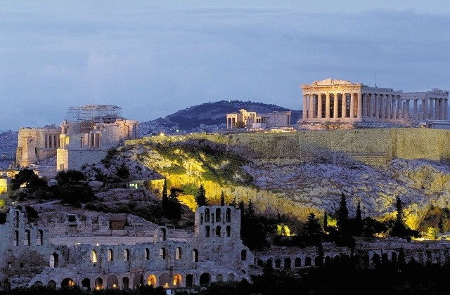 Przekonaj się, kiedy warto lecieć do Aten. Pogoda nie spłata ci figla