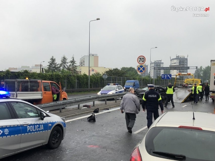 Wypadek w Jaworznie na DK 79 [ZDJĘCIA]. 27-latka wjechała osobówką wprost pod TiRa. Zginęła na miejscu