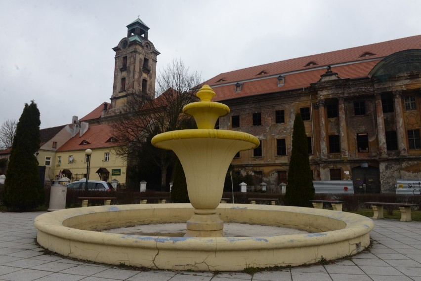 Fontanna w Żarach przy kompleksie zamkowo - pałacowym. Zobaczcie historię najpiękniejszych wodotrysków w Lubuskiem